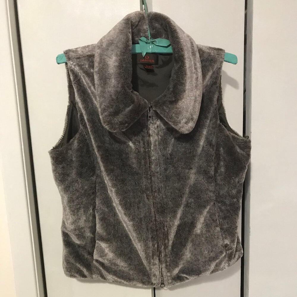 Danier Ladies Faux Fur Vest Size Medium